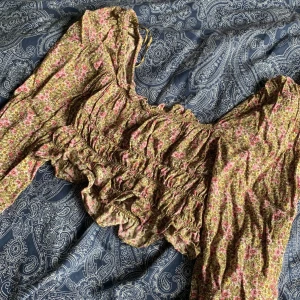 Sommar topp från H&M i storlek S - En sommar topp med blommigt mönster, den är luftig och fin formad med fina axlar. Den är storlek S 