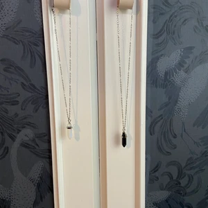 Svart glittrigt kristall hlasband - Kristallen på halsbandet är fake, osäker var jag har köpt och original pris. den vita/opal finns på min sida om du är intresserad i den