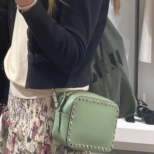 Valentino väska  - Säljer min fina valentino väska då jag är sugen på att köpa en annan. Jättefint skick men den har en liten repa på baksidan men det ser man knappt, ingen jag stört mig på alls. Kontakta mig vid fler bilder eller frågor🫶🏼