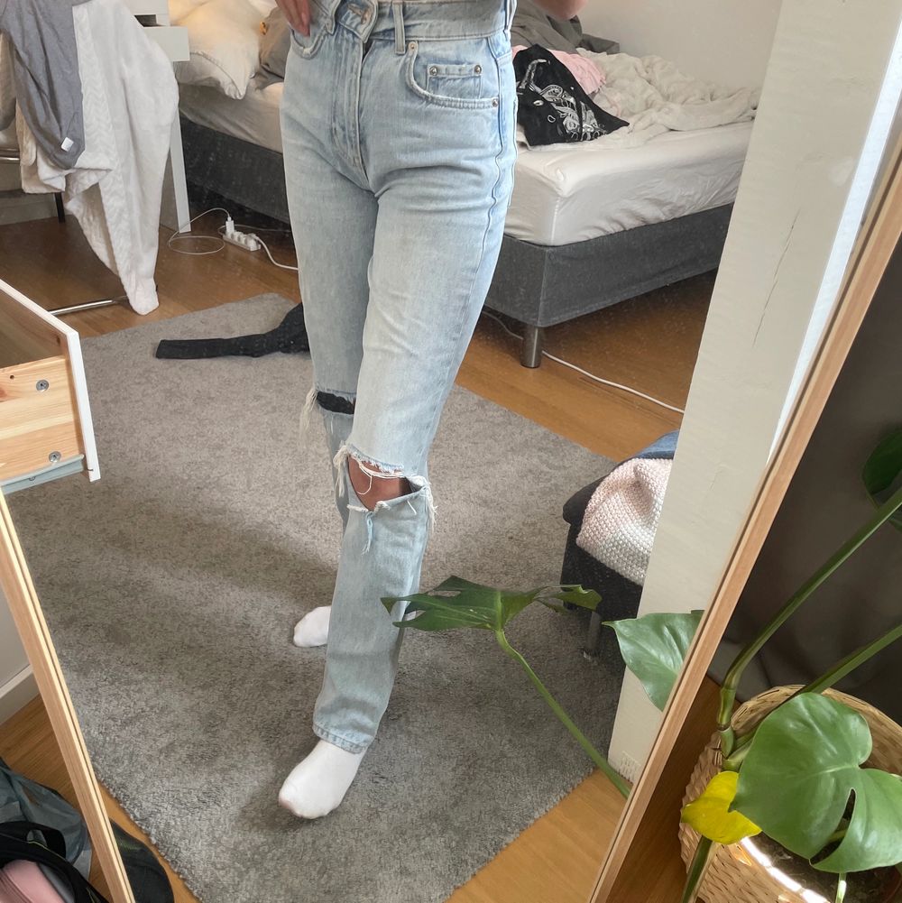 90s highwaist jeans från Gina tricot som är supersköna!! säljer då de inte kommer till användning längre, köparen står för frakten😊. Jeans & Byxor.