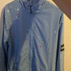 NVLTY baby blue windbreaker  - Säljer en nvlty windbreaker då jag inte har någon nytta till den längre. Den är i storlek M och är ändå från london, pågrund av tull och frakt så blev kostanden till 1300!  Skriv pm för mer info! 