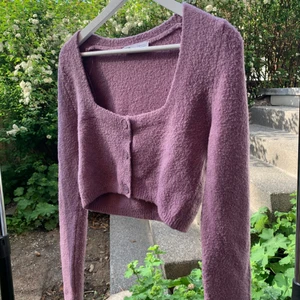 Lila Tröja  - Denna stickade tröjan från Zara har tyvärr inte kommit till användning hos mig då den inte passar längre. Tröjan är i storlek S men funkar även för M. Tröjan är lite croppad och väldigt mjuk. Har används ett fåtal gånger.