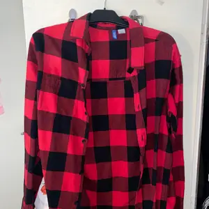 En röd svart flanellskjorta. Fint skick använd 2-4 gånger. Säljer då den inte kommer till användning. Köpare står för frakten🚚