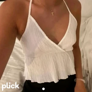 Vitt sommartopp  - En jätte fin topp köpt här på plick som jag gillade men tyvvär var för stor i bysten ❗️lånadbild❗️❗️har rea köp 1 få 2 grejer som är i cirka samma budget❗️