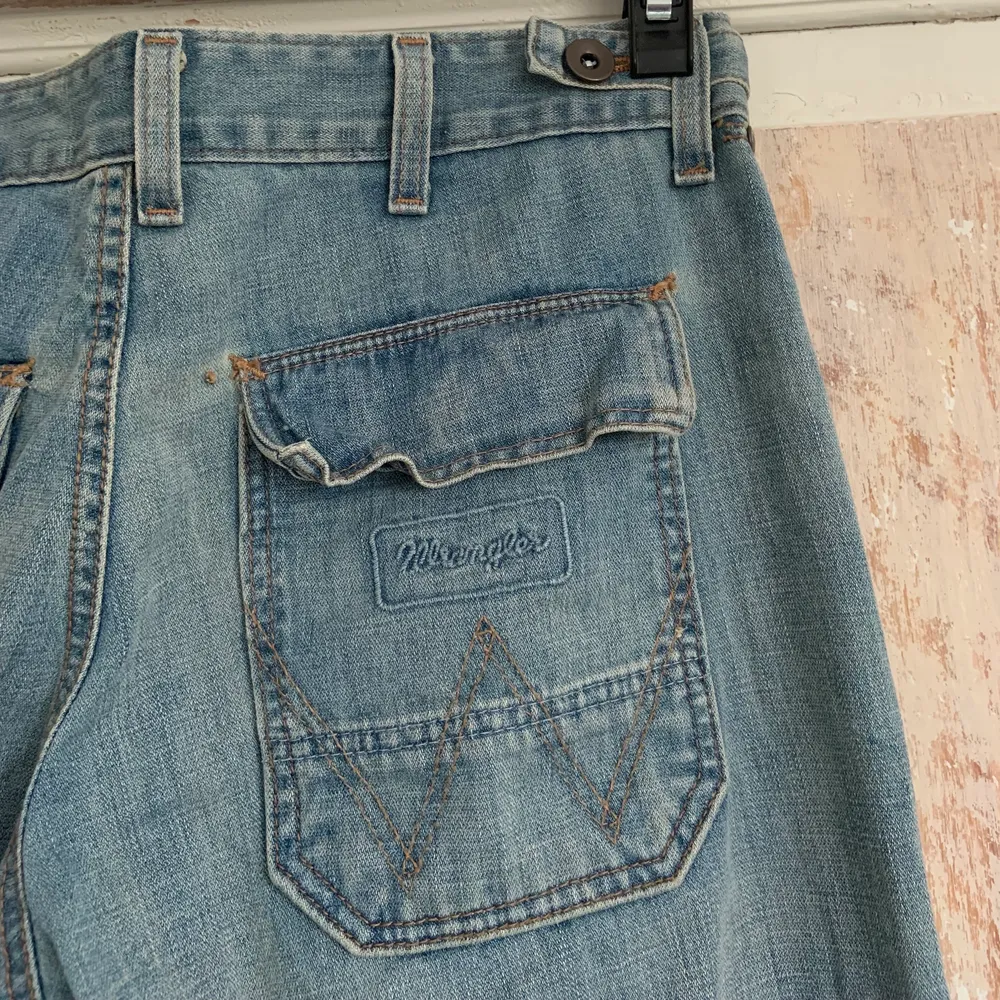 Supersnygga vintage jeans från wrangler i toppenskick med snygga detaljer! Köparen står för frakten!🚚. Jeans & Byxor.