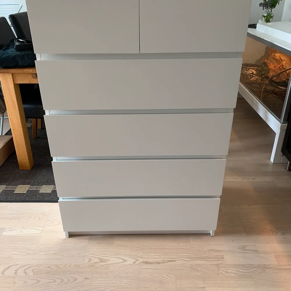 En fin och välbehållen byrå från Ikea. Deb är stor och rymlig med flera lådor för massa kläder. Den Har inget märken eller missfärgningar, är nästan som ny! Hör av er vid intresse☺️ . Övrigt.