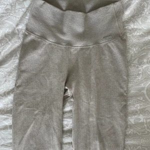 Träningstights, Aimn - Träningstights från aimn i nyskick. Ribbade beiga och superskönt passform!! Köparen står för frakt 🥰