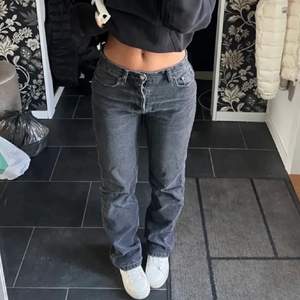 Säljer dessa superpopulära jeans ifrån zara i mörkgrå. De är i superbra skick, sparsamt använda och inga defekter! Obs lånade bilder, kontakta mig för egna!🤩JEANSEN FINNS KVAR!!!