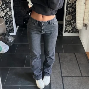 Zaras midrise jeans - Säljer dessa superpopulära jeans ifrån zara i mörkgrå. De är i superbra skick, sparsamt använda och inga defekter! Obs lånade bilder, kontakta mig för egna!🤩JEANSEN FINNS KVAR!!!