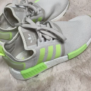 Adidas NMD - Säljer nu min mammas adidas nmd åt henne då dem inte passar så bra, därför är dem näst intil nya, Använda MAX 3 grr, Köptes för 1499kr.  Säljer för 500kr, storlek 37