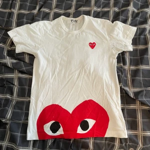 Comme des garcons t-shirt storlek S - Nästan helt ny cdg t-shirt. Använd ett fåtal gånger. Köpt på Minto för 1100 kr. Kvitto finns. 