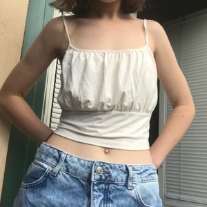 Jeans från BikBok - Ett par jättefina jeans från BikBok som tyvärr är för stora för mig(håller upp dem på bilden). 