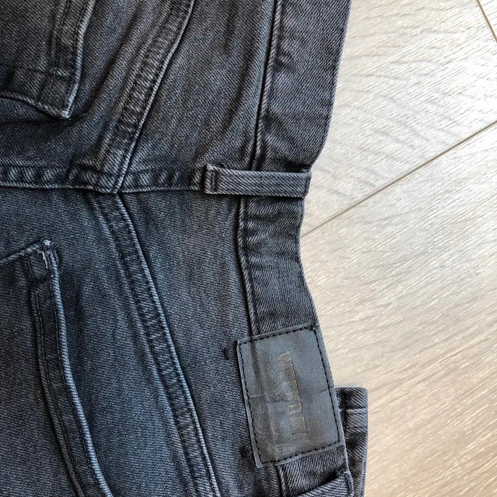 Balla weekday byxor som går under naveln  Köpta för 500kr i butiken botcut/straight model . Jeans & Byxor.