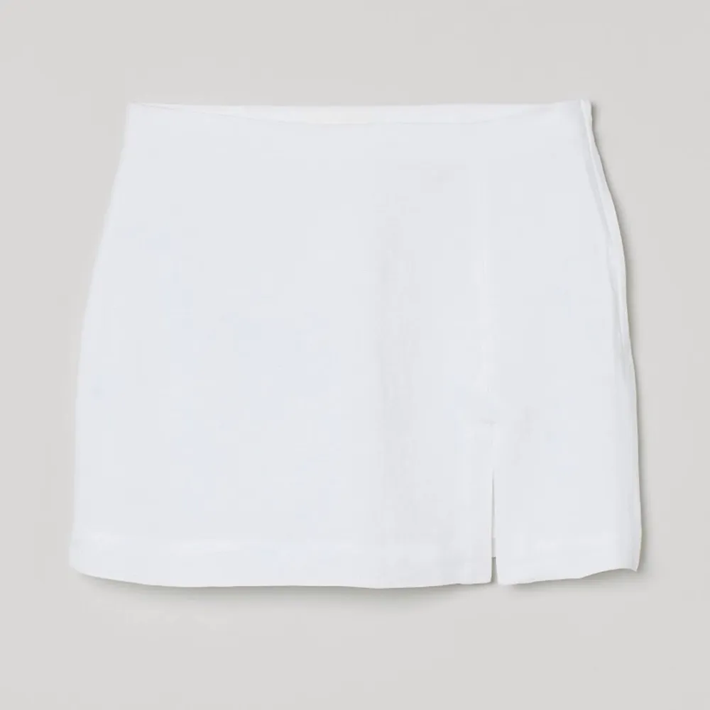 Vit kort kjol med sluta i linnematerial ifrån H&M. Superfin och bekväm. Använd bara fåtal gånger. Jättesnygg att matcha med en linneskjorta. . Kjolar.