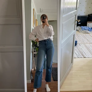 Levi’s ribcage straight - Säljer dessa levisjeans, storlek 26, som tyvärr inte passar på mig längre:( För referens är jag 175 cm lång. Det finns en liten reva på byxorna, se bild 3, skickar gärna mer bilder om någon undrar! Annars är de i fint skick!🦋 Frakt på 79 kr tillkommer.