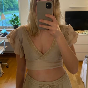 Zara topp - Säljer supersöt topp från zara som aldrig kommit till användning.  Storlek M
