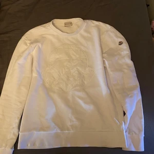 Moncler sweatshirt  - Säljer min moncler sweatshirt i storlek L då den är för liten för mig, men verkligen inga märken eller flaws nånstans så skulle säga skicket är 9/10. Har tyvärr inte kvar något kvitto men qr-koden funkar som äkthetsbevis. Köpt för 4300kr på Farfetch.