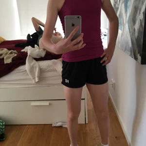 Linne - Ett linne med tjocka axelband. Perfekt att ha nu i sommar. Säljer för att jag har för många linne och det inte kommer till användning.