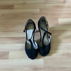 Svarta klackskor  - Svarta klackskor från dinsko. Använt fåtal gånger! Säljer pga ingen använding av dem. Köparen står för frakt🌸