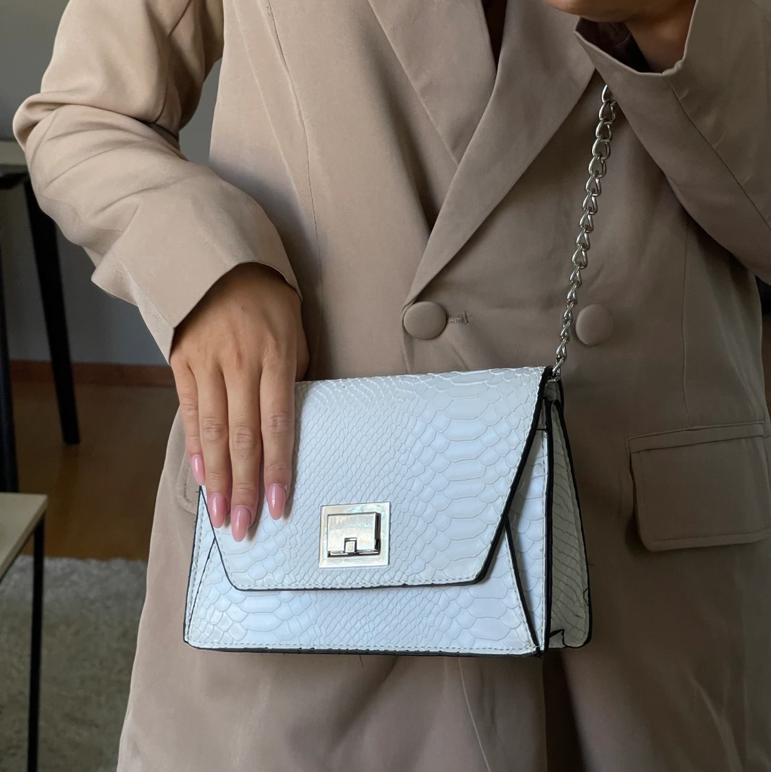 Vit handväska i ormskinn imitation