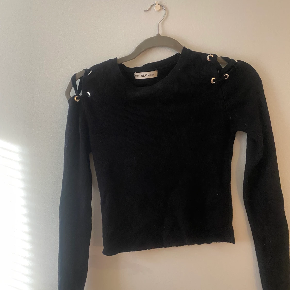 Tröja med knytning i axlarna