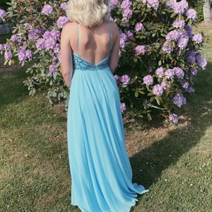 Balklänning - Säljer min superfina balklänning, passar mig som är 165 med en liten klack på skon, annars för nån som är ca 170cm. Nypris 4990. Sista bilden är lånad