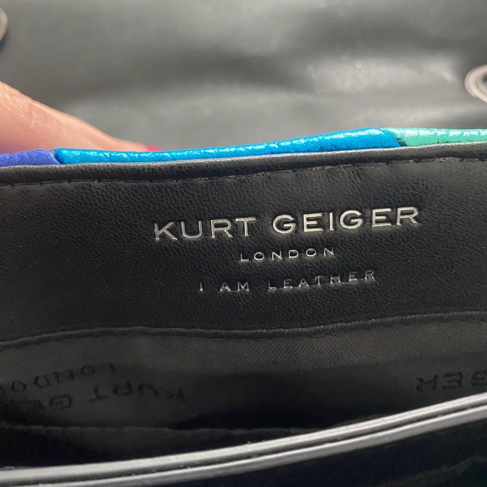 Jag säljer min Kurt Geiger London Leather Kensington väska. Den är använd ett par fåtal gånger och är i fint skick. Väskan är nyköpt från Kurt Geiger, original pris 3250kr. Köparen står för frakten:). Väskor.