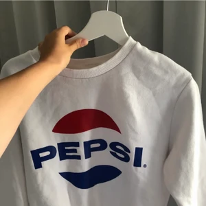 Pepsi tröja - Använd några fåtal gånger o köptes för några år sedan på H&M. Storlek S men jag tycker att en är lite lite oversized i modellen (men sitter som S storleken) 🤍⚠️TRYCK INTE PÅ KÖP DIREKT⚠️