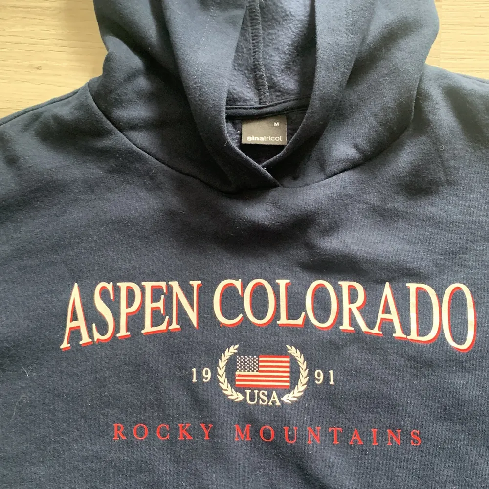 Marinblå Aspen Colorado hoodie från Gina tricot stl M. Hoodies.