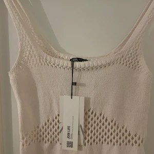Zara klänning - Helt ny klänning från Zara med prislapp kvar, endast provad, köpt förra sommarn men kom aldrig till användning. Står ej för frakt