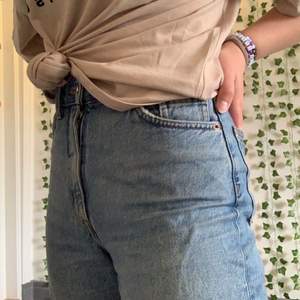 Ett par högmidjade jeans ifrån monki i storlek 24. De är i väldigt fint skick, Säljer pga att de inte passar längre. Säljs för 60kr plus frakt. 