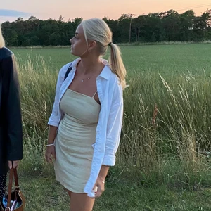 Linneklänning - Säljer denna linneklänning från zara. Kort klänning men sitter väldigt fint på