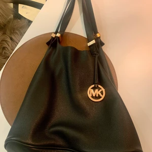 Michael Kors väska  - Handväska i märket Michael Kors - nyskick. Använd fåtal gånger. Inköpt i USA.  