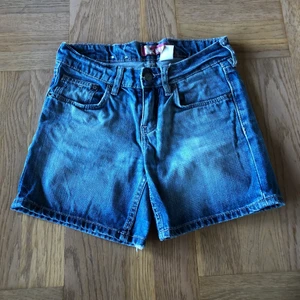 Jeansshorts  - Blåa jeansshorts i stl 134.