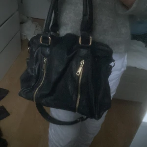 Väska - Snygg svart väska i fake läder med guld ditaljer på💞 (använd ej köp direkt funktionen)