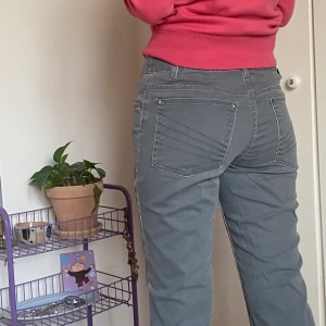 Grå bootcut jeans - Supersnygga lågmidjade gråa bootcut jeans från hennes. Jag köpte dom secondhand i sommars men tyvärr är dom för korta för mig. Midjemåttet tvärsöver är 39 cm och innerbensmåttet är 74,5 cm🐉