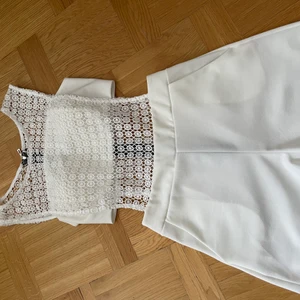 Playsuite - Vit playsuite med broderad överdel, dragkedja på baksidan. Aningen genomskinlig men med rätt underkläder funkar det utan problem. Nederdelen är shorts med fickor. 