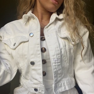 Croppad vit jeansjacka Gina tricot - Superfin oanvänd jacka från zara, köptes förra året men användes aldrig, endast legat hemma.