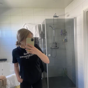 T-shirt från peakperformance - Säljer dena peakperformance t-shirten i beg skick,för 100kr köpte den för 400kr💕