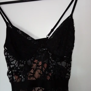 Spets body - Köptes secoundhand, använd 1 gång. Jättefint skick. Passar att ha utanpå ett vitt linne elr som den är! 