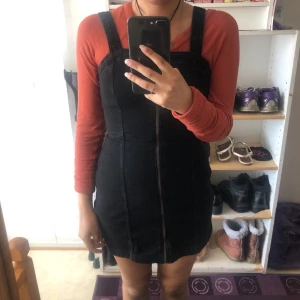 Svart klänning  - Säljes då den ej kommer till användning. Storlek S. Jag tar helst Swish och skickar efter mottagning betalning, få en givetvis bild, ej bytes då jag förminska mkt inför komma utlandsflytt i höst💕 