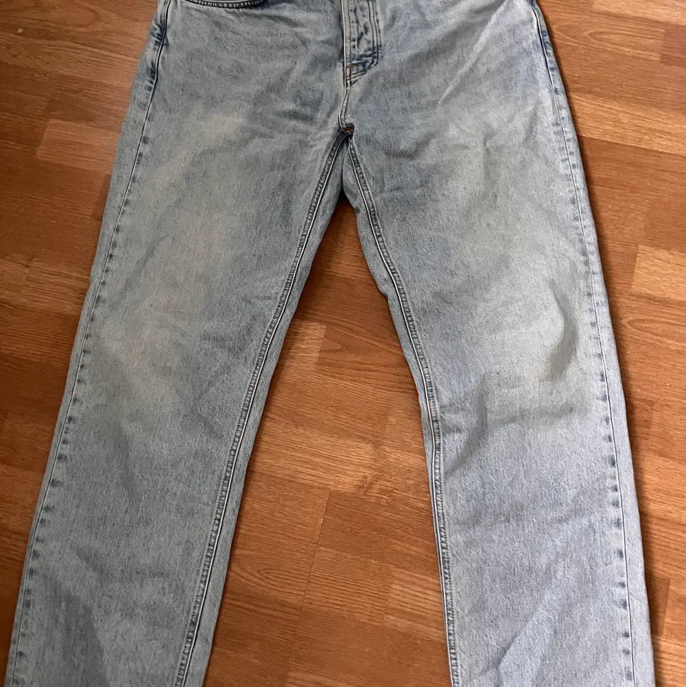 Baggy asfeta ljusblå jeans som är köpta för 1750 org pris,assköna och perfekt längd! 36/32. Jeans & Byxor.