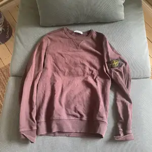 Fin brun sweatshirt från stone island. Köpt second hand men väldigt sparsamt använd. Certifiering för autenticitet finns givetvis! Priset går att diskutera vid en snabb affär!