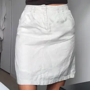 Högmidjad kjol i 100% linne, super skick! 🤍 Kontakta först om du vill köpa❗️