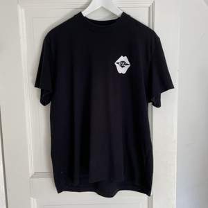 Our legacy black air kiss t-shirt. Använd fåtal gånger därför i väldigt bra skick. Nypris ca 1000kr, säljes för 300kr. Köparen står för frakten. 