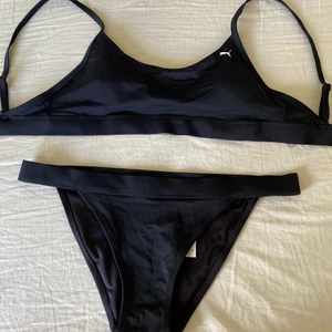 Bikikiset - Ett oanvänt bikiniset ifrån Puma. Trosorna är i strl S och toppen i Xs. Om frågor uppstår så kontakta mig💗