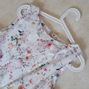 Blommig klänning - Blommig halv lång klänning med dragkedja i ryggen. 