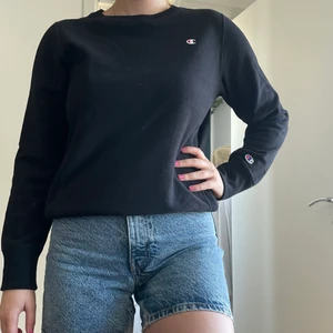 Champion collagetröja  - En svart collagetröja från Champion i storlek M. Skulle säga att den är mer en S om man inte vill att den sitter ganska nära kroppen, knappt använd så väldigt fint skick! 