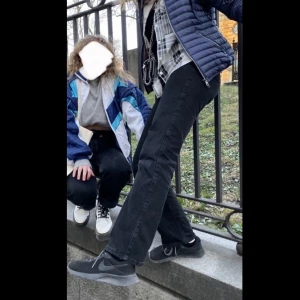 Weekday Rowe Extra High Straight Jeans - Säljer nu mina svarta rowe jeans från weekday för de blivit för små. Älskar verkliga dessa jeans, sitter supersnyggt och riktigt bra kvalitét. De är använda ganska mycket men skicket är fortfarande väldigt bra, de ser ut och känns som att de knappt är använda! (Färg: Echo Black) Nypris: 500kr