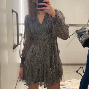 Zara klänning - Fin klänning från zara passar till alla tillfällen💫 stl s